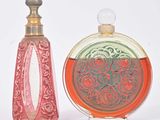 deux flacons de parfum posés l'un à côté de l'autre sur une surface blanche