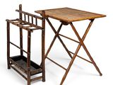 une table en bois avec deux chaises à côté, sur fond blanc