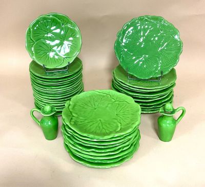 beaucoup d'assiettes et de tasses vertes sur la table