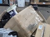 une pile de cartons qui se trouvent dans une pièce