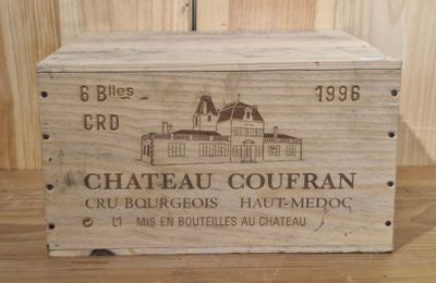 a wooden box with a picture of a chateau couran on it