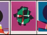 quatre tableaux de couleurs différentes, de formes et de tailles variées, sur fond noir