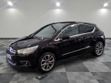 une citrole noire garée sur un sol en damier dans un garage