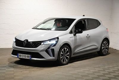 la voiture blanche est garée dans le garage sur un sol en damier