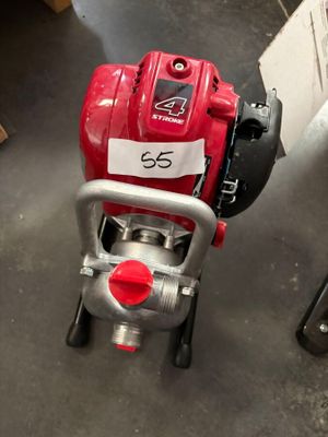 une petite machine rouge posée par terre