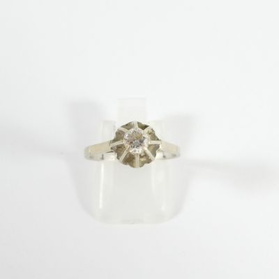 Gros plan sur une bague en argent ornée d'un diamant