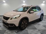 la voiture blanche est garée sur le sol à carreaux d'un garage