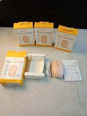 plusieurs boîtes de souris d'ordinateur posées sur une table
