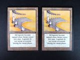 deux cartes sur lesquelles figure l'image d'un pont