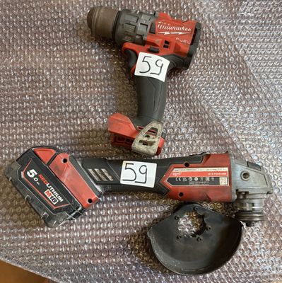 deux outils posés sur une table