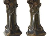 deux vases posés côte à côte sur une surface blanche