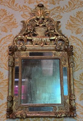 un miroir accroché au mur d'une pièce