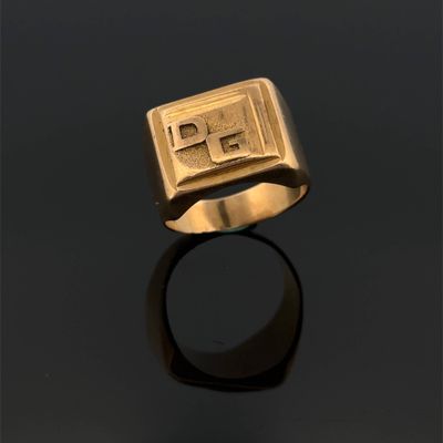 une image représentant une bague en or ornée d'un motif carré