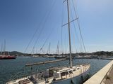 un voilier amarré à l'eau