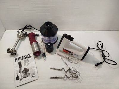 un grand nombre d'outils posés sur une table