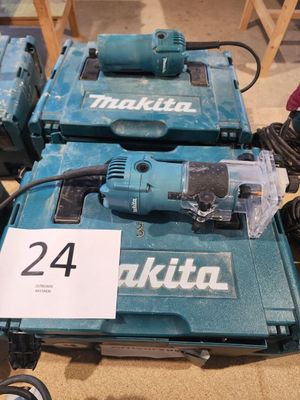 deux perceuses Makita exposées dans un magasin