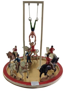 des figurines représentant des personnes à cheval sur un manège, avec un homme à cheval