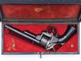 un pistolet qui se trouve dans un étui posé sur une table