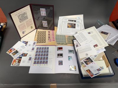 une table sur laquelle sont posés de nombreux papiers et photos
