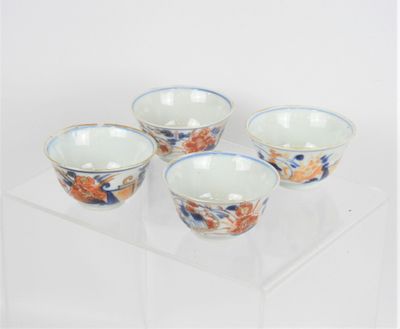 quatre petits bols ornés de motifs floraux, posés sur une surface claire
