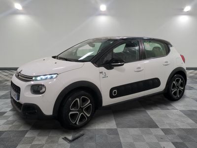 la citrole blanche est garee sur un carrelage en damier