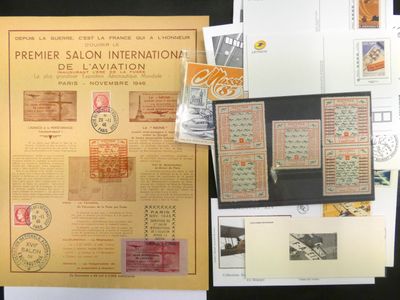 beaucoup de timbres et de cartes postales sur la table