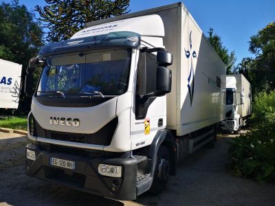 un camion blanc garé dans un parking