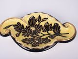 une broche noire et jaune ornée de fleurs