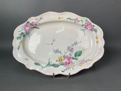 une assiette blanche avec des fleurs sur une table