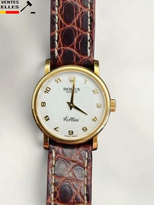 une image d'un gros plan d'une montre-bracelet sur une surface blanche