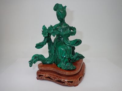 CHINE Guanyin en malachite, H. 13cm, socle bois, dans son écrin - Photo 1
