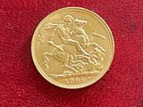 une pièce d'or sur laquelle est représenté un cheval et son cavalier
