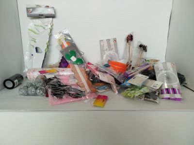un tas d'objets divers posés sur un comptoir