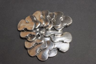 a lot of spoons that are sitting on a table