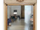 un miroir accroché au mur de la pièce