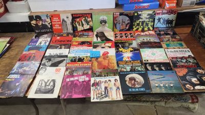 60 disques 45T Les Beatles, The Rolling Stones + divers