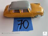 une petite voiture avec un numéro à l'avant