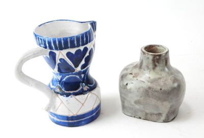 deux vases posés l'un à côté de l'autre sur une surface blanche