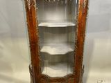 paire de vitrines anciennes de style français avec des portes vitrées