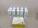 quatre bouteilles de liquide posées sur une table, à côté d'une boîte