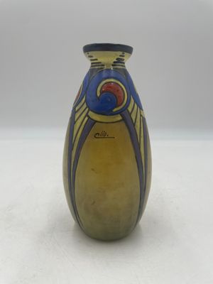 un vase jaune orné d'un motif bleu et rouge
