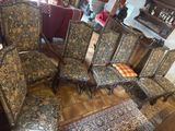 un grand nombre de chaises dans une pièce