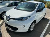 une voiture blanche garée dans un parking à côté d'autres voitures