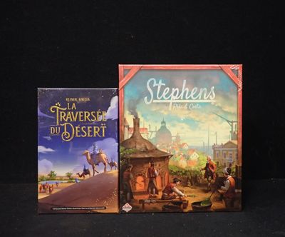 deux livres posés sur une table