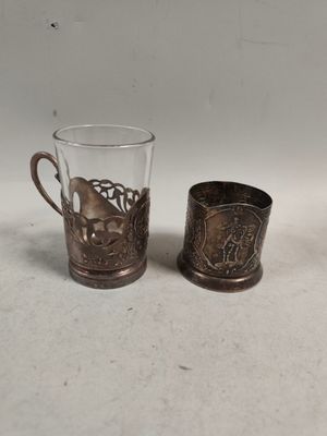 deux tasses posées l'une à côté de l'autre sur une table