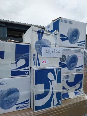 les cartons sont empilés les uns sur les autres sur une palette
