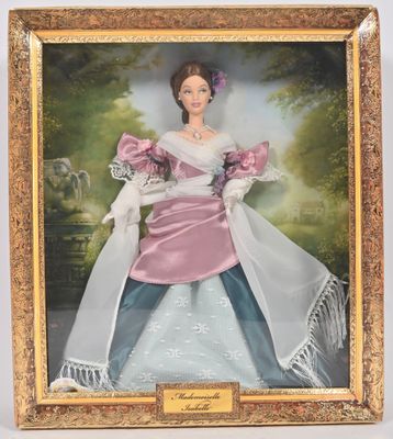 une image représentant une poupée Barbie dans un cadre doré, vêtue d'une robe rose et d'un châle blanc