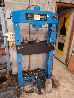 a blue machine that is sitting in a room