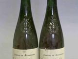 deux bouteilles de vin posées l'une à côté de l'autre sur une table