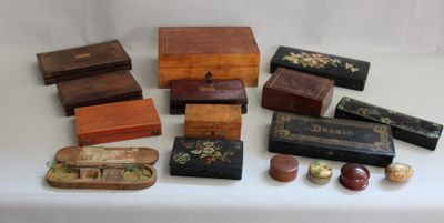 de nombreux types de boîtes en bois posées sur une table